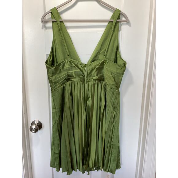 NWT Abercrombie & Fitch Women's The A&F Giselle Pleated Mini Dress Green Size XL - Picture 6 of 14